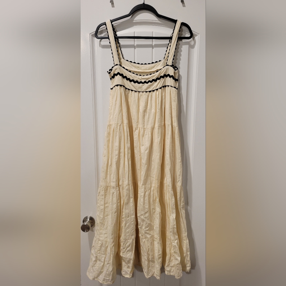 Elegant Cream Sleeveless Dress - Picture 1 of 3